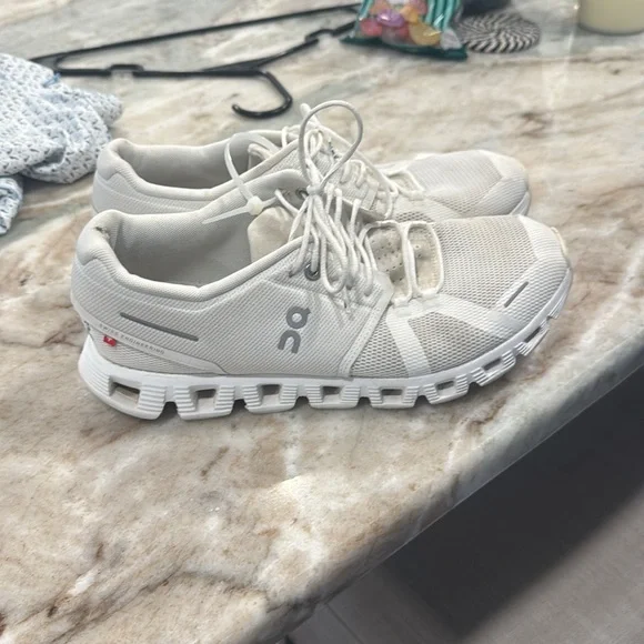 On cloud 5 white size 9.5 - Picture 2 of 6
